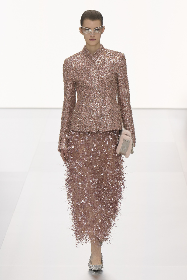 مجموعة Fendi للهوت كوتور لربيع 2024 قصيدة خيالية لمستقبل الانسان