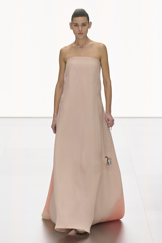 مجموعة Fendi للهوت كوتور لربيع 2024 قصيدة خيالية لمستقبل الانسان