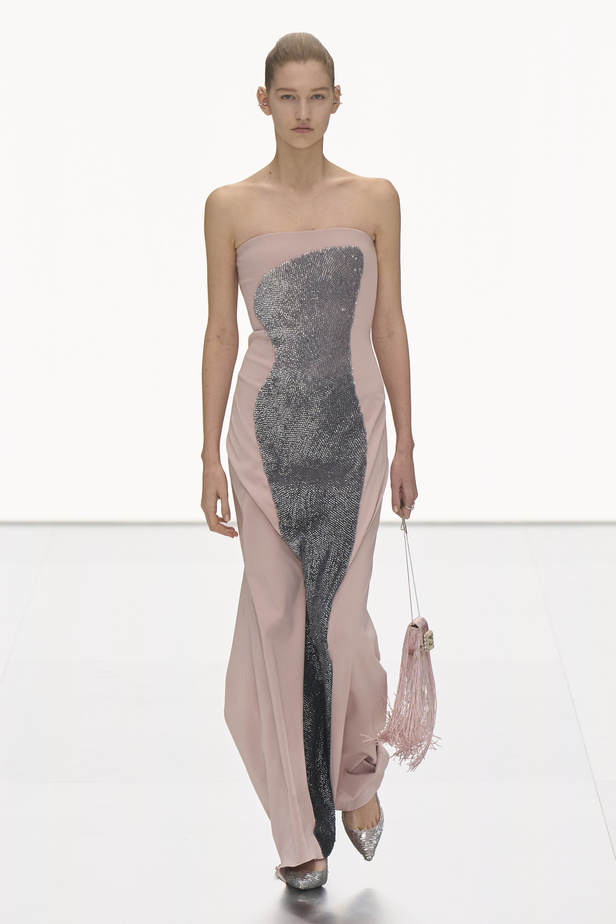 مجموعة Fendi للهوت كوتور لربيع 2024 قصيدة خيالية لمستقبل الانسان