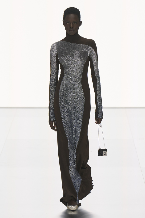 مجموعة Fendi للهوت كوتور لربيع 2024 قصيدة خيالية لمستقبل الانسان