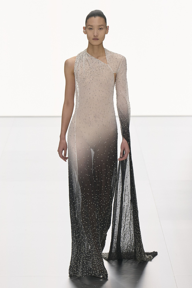 مجموعة Fendi للهوت كوتور لربيع 2024 قصيدة خيالية لمستقبل الانسان