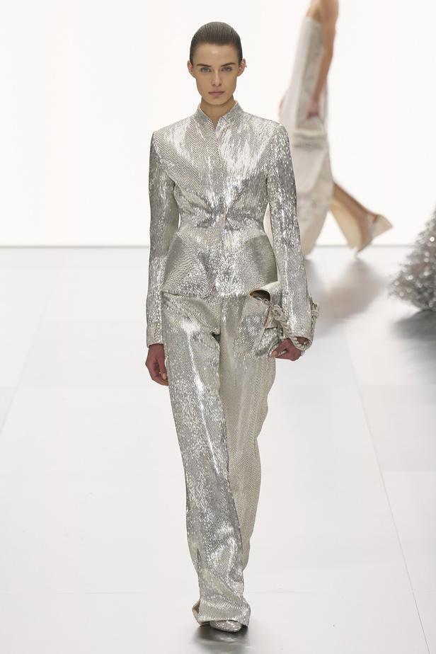 مجموعة Fendi للهوت كوتور لربيع 2024 قصيدة خيالية لمستقبل الانسان