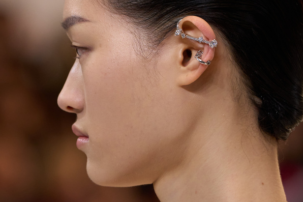 مجموعة Fendi للهوت كوتور لربيع 2024 قصيدة خيالية لمستقبل الانسان