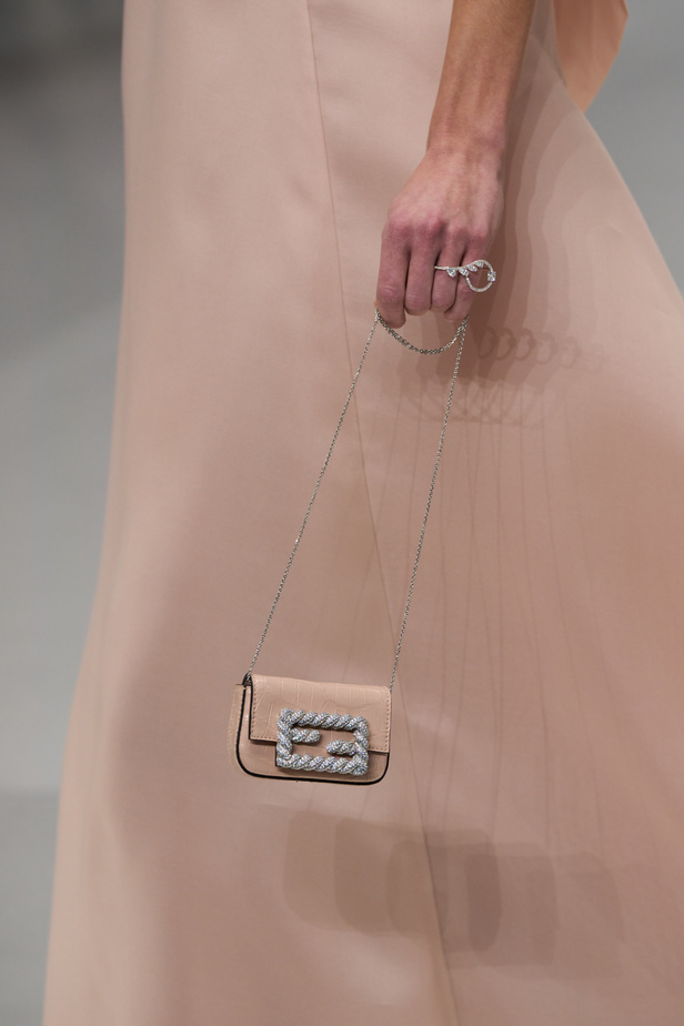 مجموعة Fendi للهوت كوتور لربيع 2024 قصيدة خيالية لمستقبل الانسان