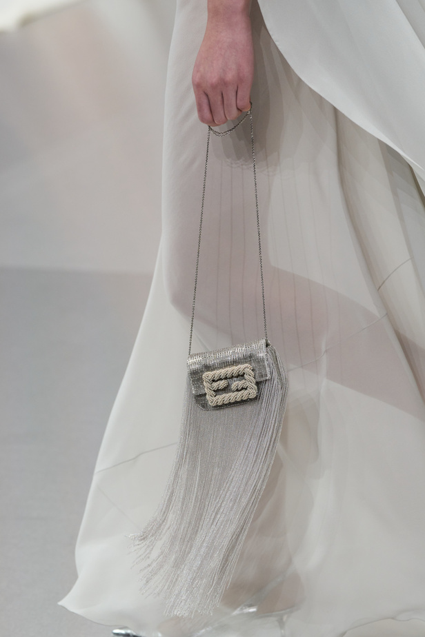 مجموعة Fendi للهوت كوتور لربيع 2024 قصيدة خيالية لمستقبل الانسان