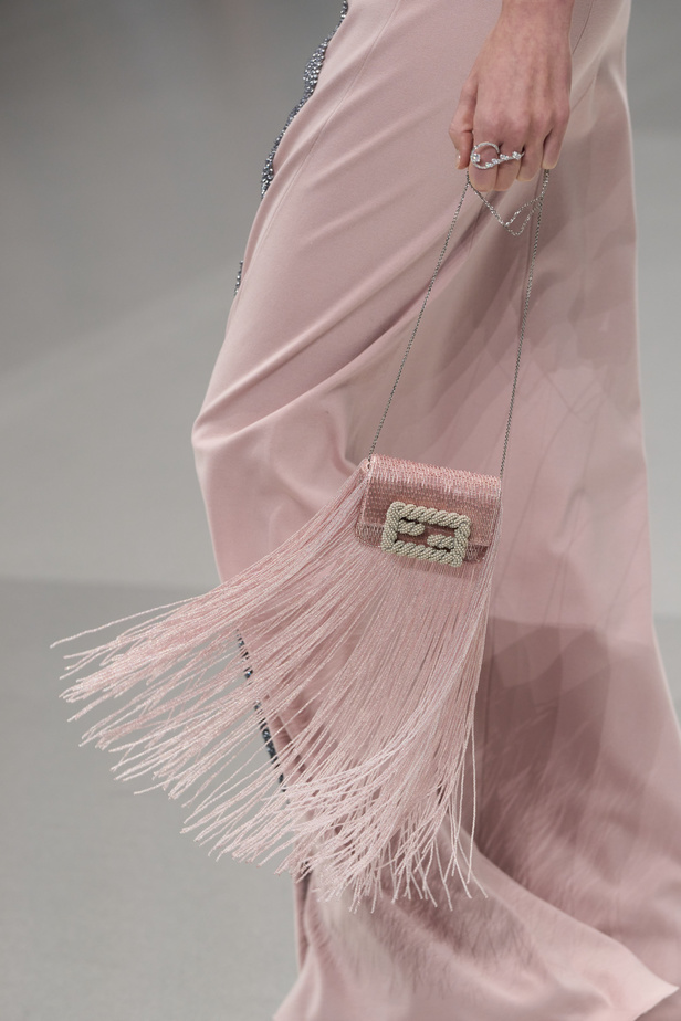 مجموعة Fendi للهوت كوتور لربيع 2024 قصيدة خيالية لمستقبل الانسان