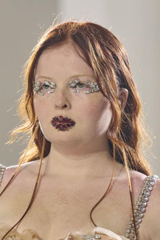 إطلالات جمالية من مجموعة Jean Paul Gauthier للأزياء الراقية لربيع 2024