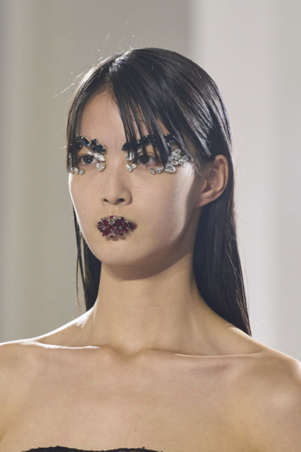 إطلالات جمالية من مجموعة Jean Paul Gauthier للأزياء الراقية لربيع 2024