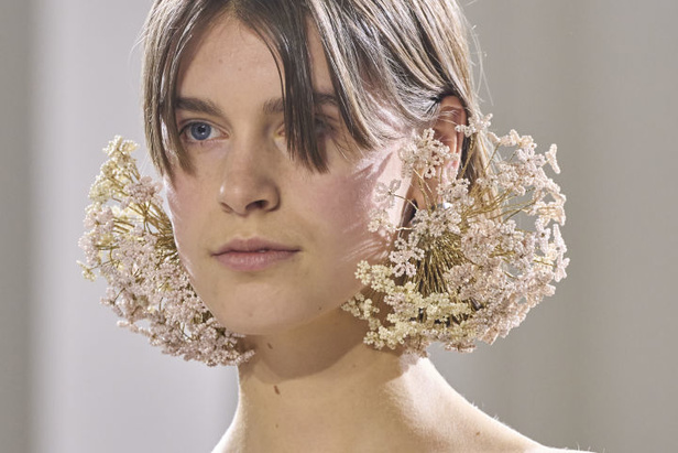 إطلالات جمالية من مجموعة Jean Paul Gauthier للأزياء الراقية لربيع 2024