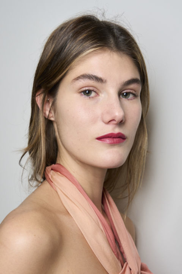 اطلالات جمالية من عرض أزياء Alexis Mabille لربيع وصيف 2024