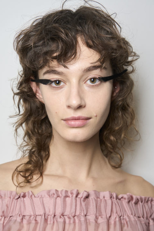 اطلالات جمالية من عرض أزياء Alexis Mabille لربيع وصيف 2024