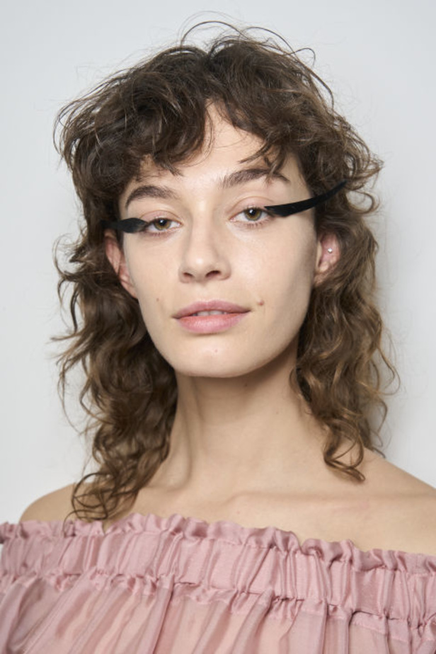 اطلالات جمالية من عرض أزياء Alexis Mabille لربيع وصيف 2024