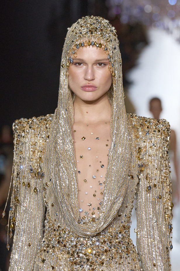 اطلالات جمالية من مجموعة زهير مراد في عروض الأزياء الراقية لربيع 2024