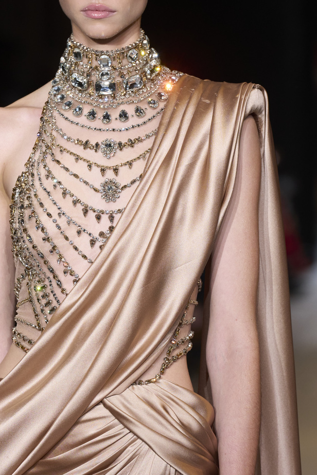 مجموعة زهير مراد للأزياء الراقية لربيع 2024... إشادة بفنيقيا وتراثها من خلال الشكّ والتصاميم الساحرة