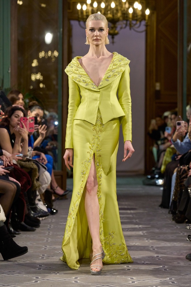 مجموعة الأزياء الراقية للمصمم روبير أبي نادر لربيع 2024 أناقة مطواعة بخيال وسموّ