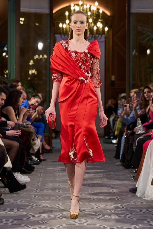 مجموعة الأزياء الراقية للمصمم روبير أبي نادر لربيع 2024 أناقة مطواعة بخيال وسموّ