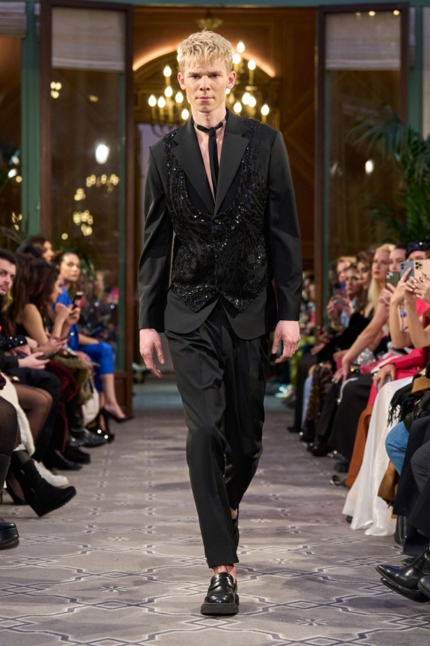 مجموعة الأزياء الراقية للمصمم روبير أبي نادر لربيع 2024 أناقة مطواعة بخيال وسموّ