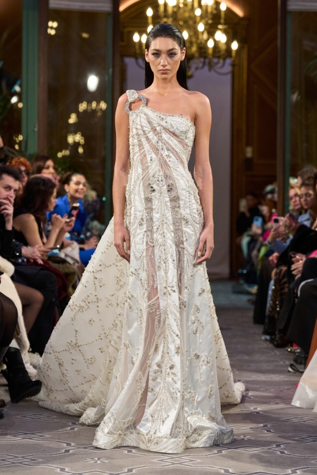 مجموعة الأزياء الراقية للمصمم روبير أبي نادر لربيع 2024 أناقة مطواعة بخيال وسموّ