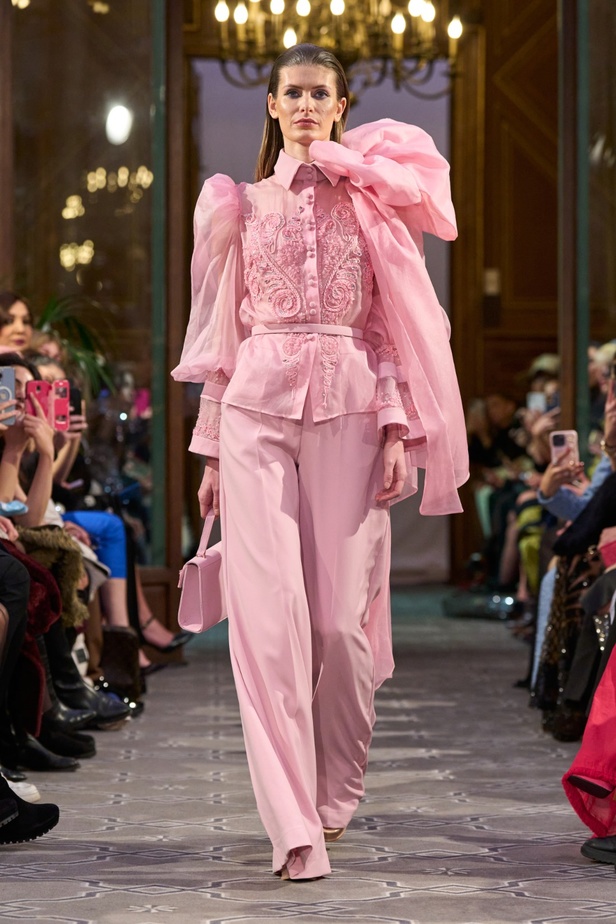 مجموعة الأزياء الراقية للمصمم روبير أبي نادر لربيع 2024 أناقة مطواعة بخيال وسموّ