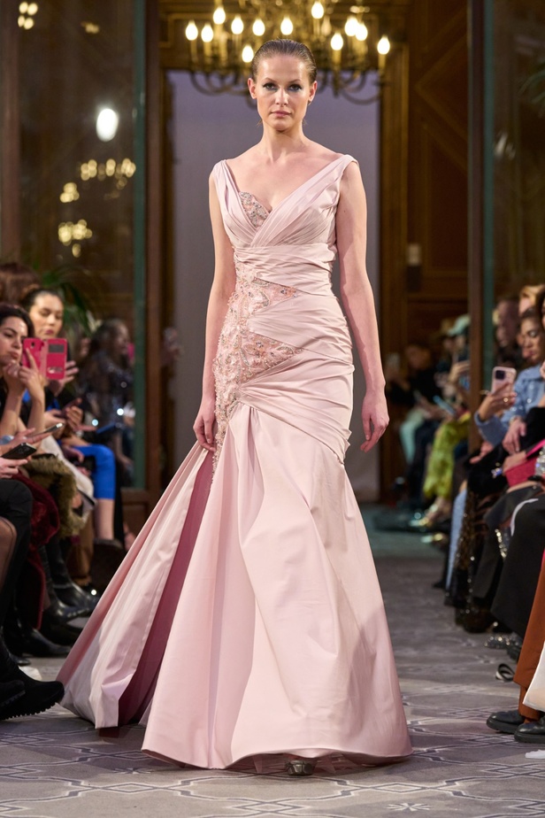 مجموعة الأزياء الراقية للمصمم روبير أبي نادر لربيع 2024 أناقة مطواعة بخيال وسموّ