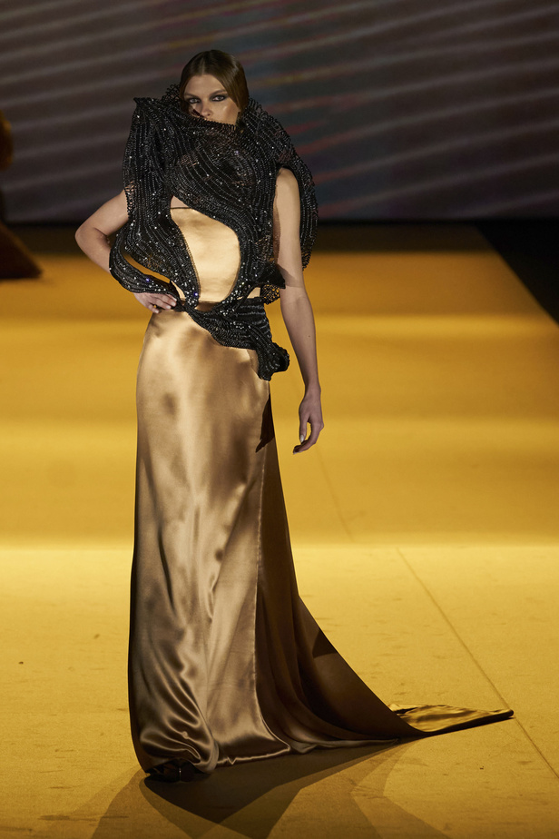  ستيفان رولان يحوّل الأزياء إلى منحوتات وأعمال فنية 