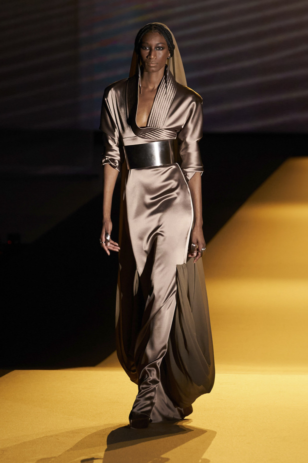  ستيفان رولان يحوّل الأزياء إلى منحوتات وأعمال فنية 