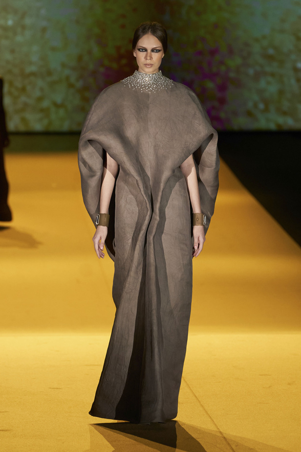  ستيفان رولان يحوّل الأزياء إلى منحوتات وأعمال فنية 