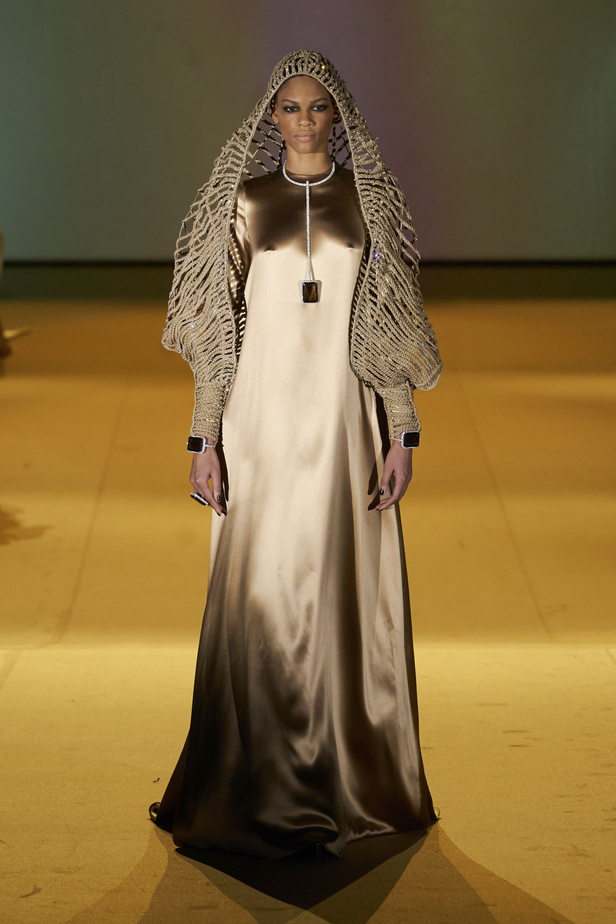  ستيفان رولان يحوّل الأزياء إلى منحوتات وأعمال فنية 