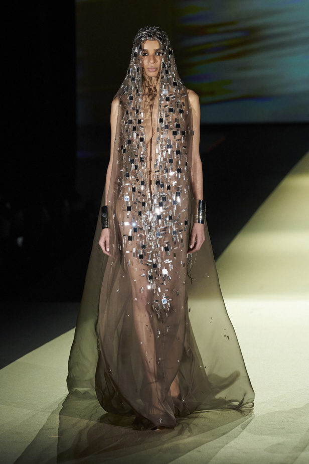  ستيفان رولان يحوّل الأزياء إلى منحوتات وأعمال فنية 