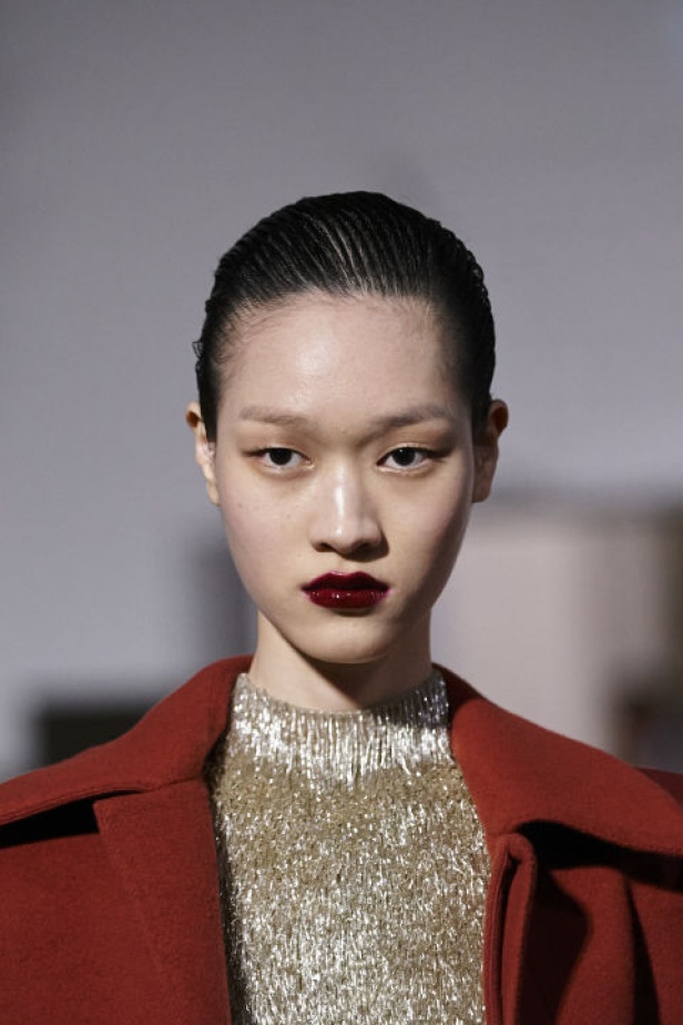 اطلالات جمالية من مجموعة "ڤالنتينو" للأزياء الراقية لموسم ربيع 2024