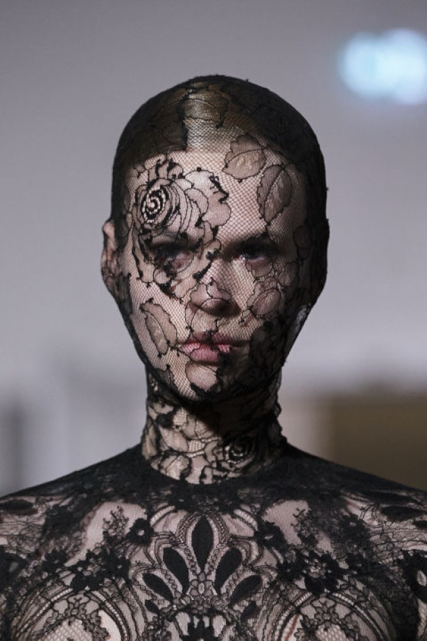 اطلالات جمالية من مجموعة "ڤالنتينو" للأزياء الراقية لموسم ربيع 2024