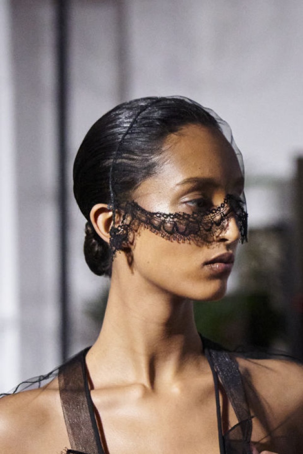 اطلالات جمالية من مجموعة "ڤالنتينو" للأزياء الراقية لموسم ربيع 2024