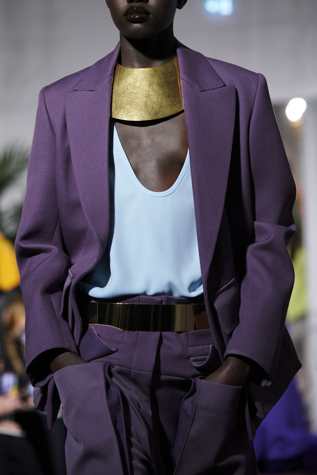 "بييرباولو بيتشولي" يُقدم البساطة الصارخة ودرس في تناقض الألوان مع لمحة من الكوتور القديم لمجموعة "فالنتينو" للأزياء الراقية لموسم ربيع 2024