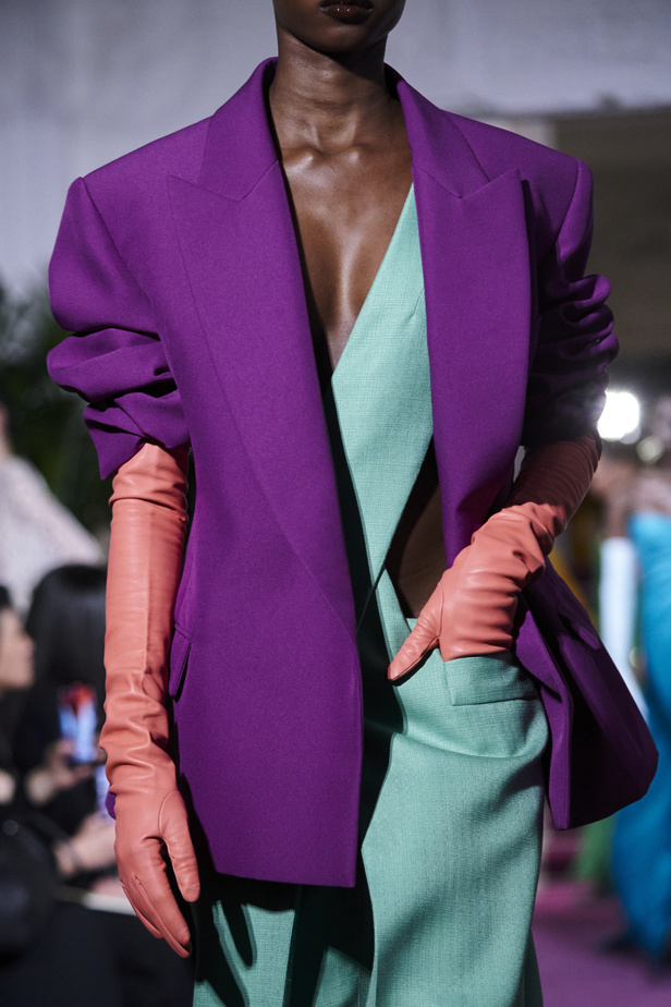 "بييرباولو بيتشولي" يُقدم البساطة الصارخة ودرس في تناقض الألوان مع لمحة من الكوتور القديم لمجموعة "فالنتينو" للأزياء الراقية لموسم ربيع 2024