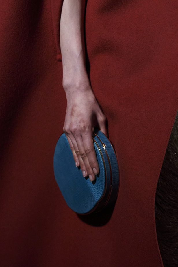 "بييرباولو بيتشولي" يُقدم البساطة الصارخة ودرس في تناقض الألوان مع لمحة من الكوتور القديم لمجموعة "فالنتينو" للأزياء الراقية لموسم ربيع 2024