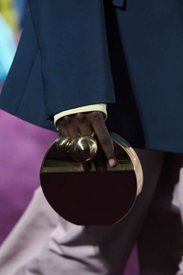 "بييرباولو بيتشولي" يُقدم البساطة الصارخة ودرس في تناقض الألوان مع لمحة من الكوتور القديم لمجموعة "فالنتينو" للأزياء الراقية لموسم ربيع 2024