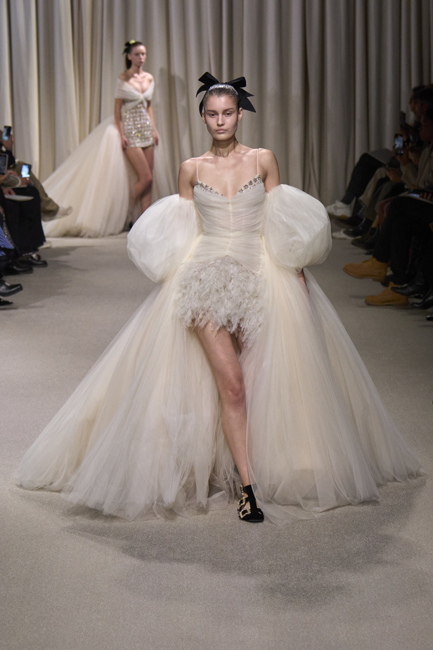 مجموعة Giambattista Valli لربيع وصيف 2024 للأزياء الراقية