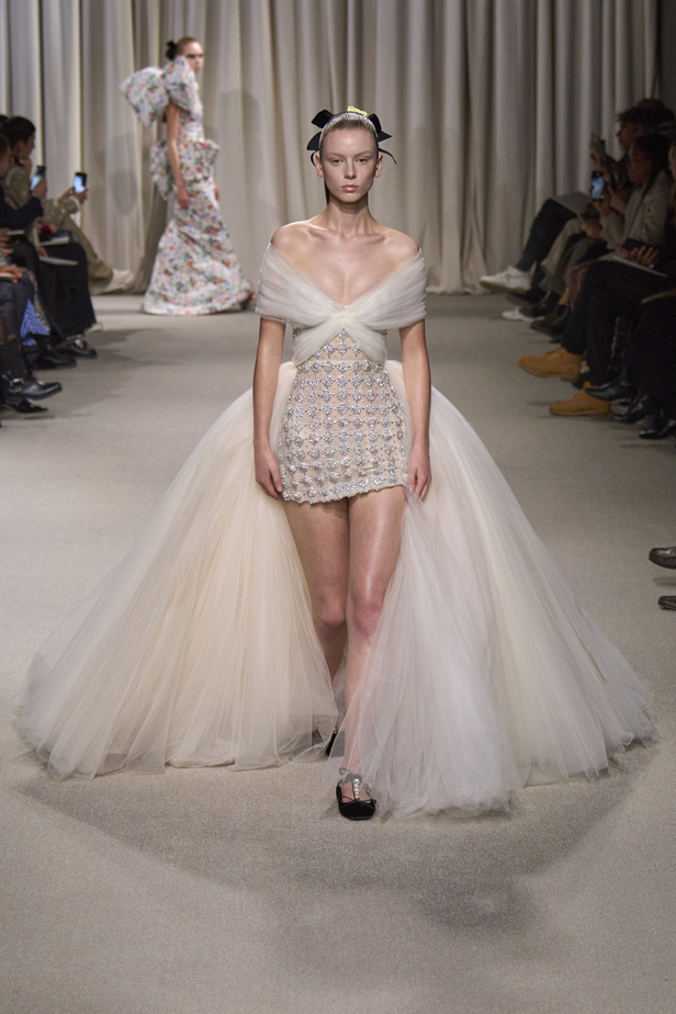 مجموعة Giambattista Valli لربيع وصيف 2024 للأزياء الراقية