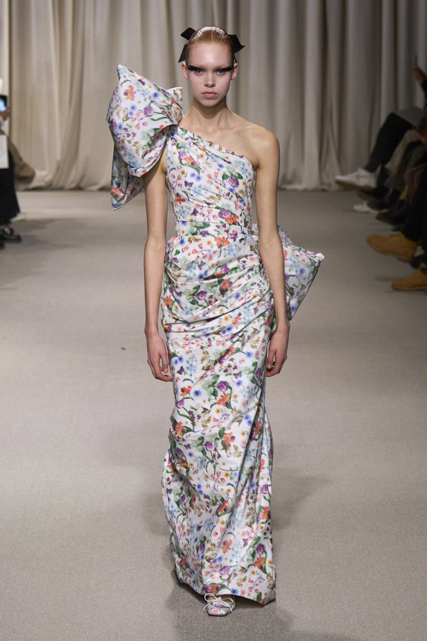 مجموعة Giambattista Valli لربيع وصيف 2024 للأزياء الراقية