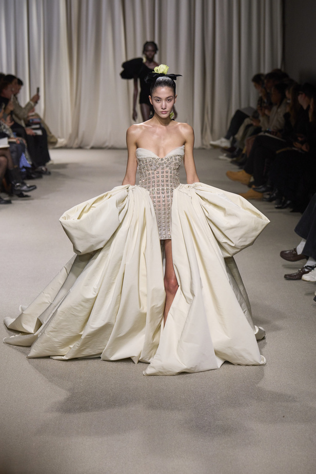 مجموعة Giambattista Valli لربيع وصيف 2024 للأزياء الراقية