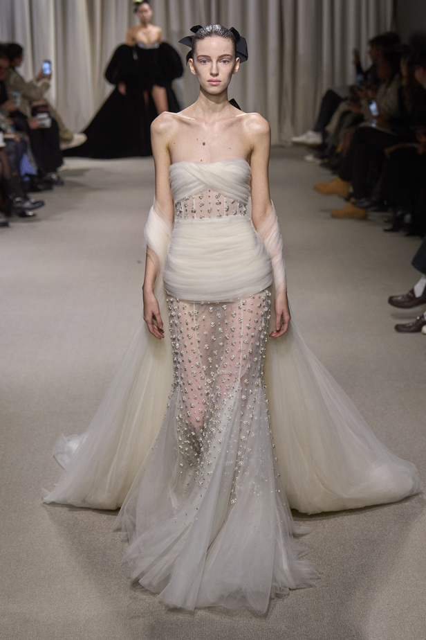 مجموعة Giambattista Valli لربيع وصيف 2024 للأزياء الراقية