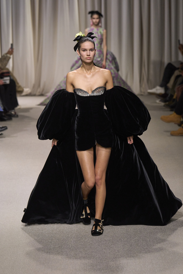 مجموعة Giambattista Valli لربيع وصيف 2024 للأزياء الراقية