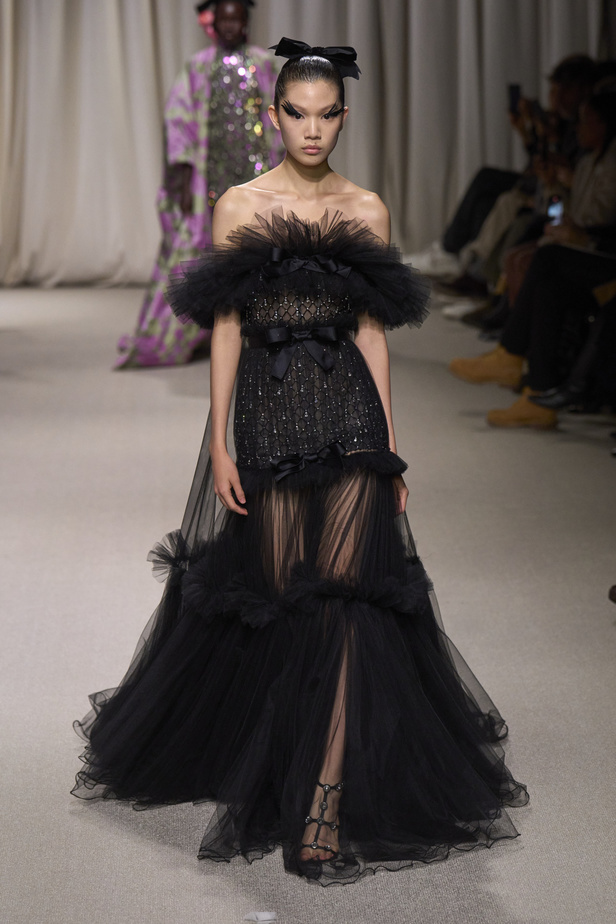 مجموعة Giambattista Valli لربيع وصيف 2024 للأزياء الراقية