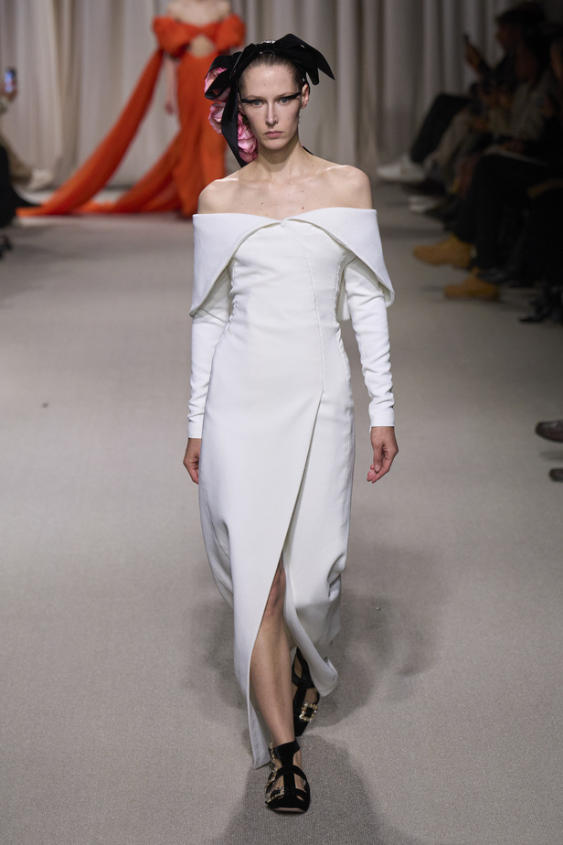 مجموعة Giambattista Valli لربيع وصيف 2024 للأزياء الراقية