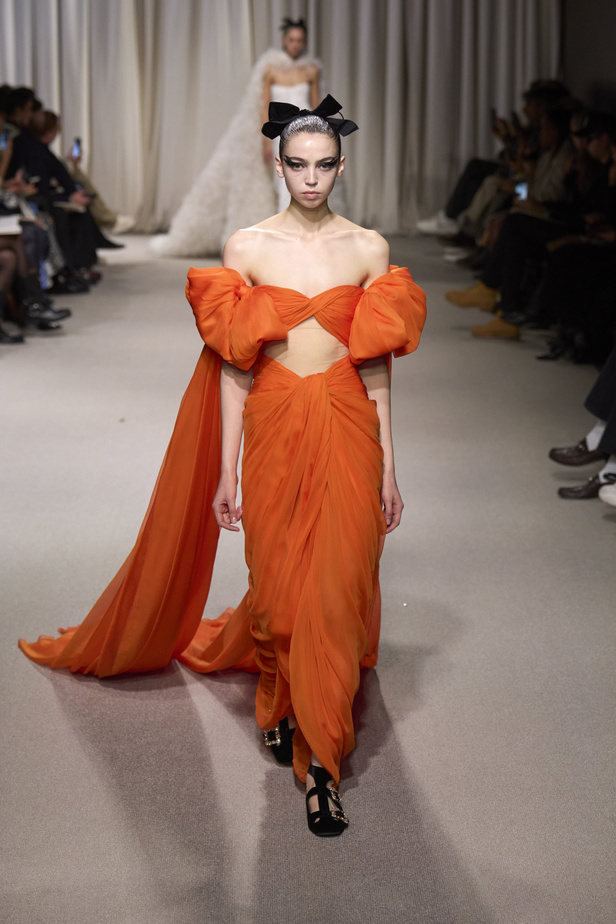 مجموعة Giambattista Valli لربيع وصيف 2024 للأزياء الراقية