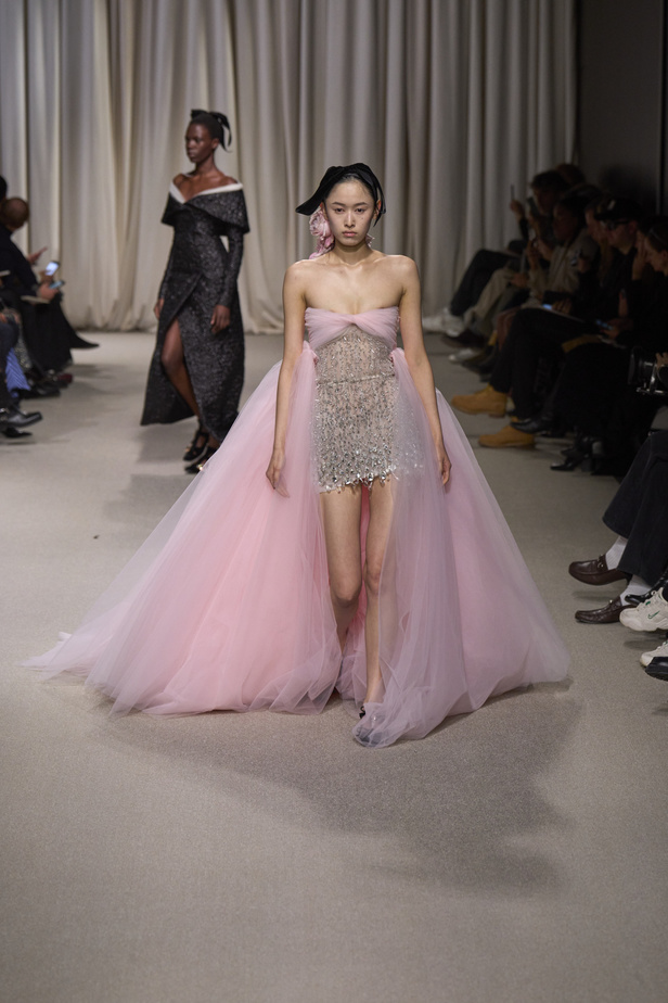 مجموعة Giambattista Valli لربيع وصيف 2024 للأزياء الراقية