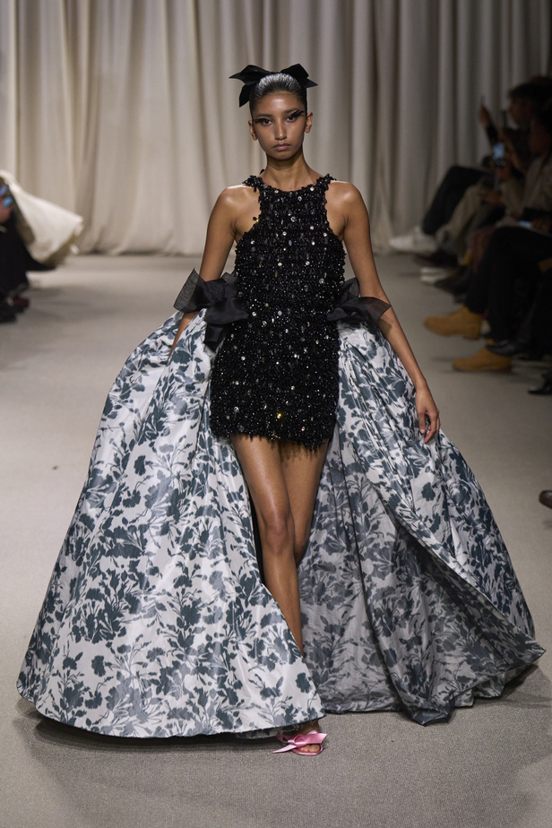مجموعة Giambattista Valli لربيع وصيف 2024 للأزياء الراقية