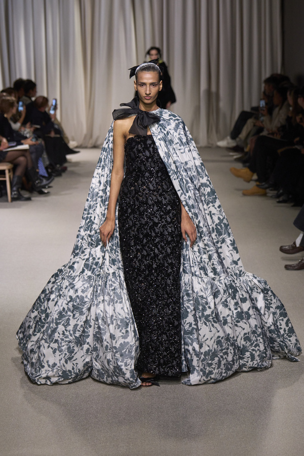 مجموعة Giambattista Valli لربيع وصيف 2024 للأزياء الراقية