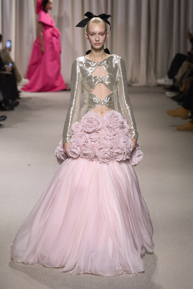 مجموعة Giambattista Valli لربيع وصيف 2024 للأزياء الراقية