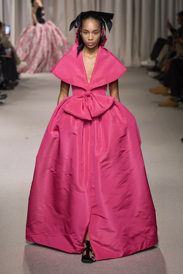 مجموعة Giambattista Valli لربيع وصيف 2024 للأزياء الراقية